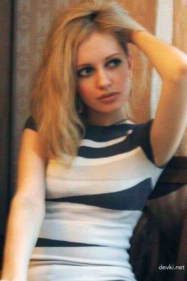 Интимное фото очаровательной блондинки в приватной обстановке