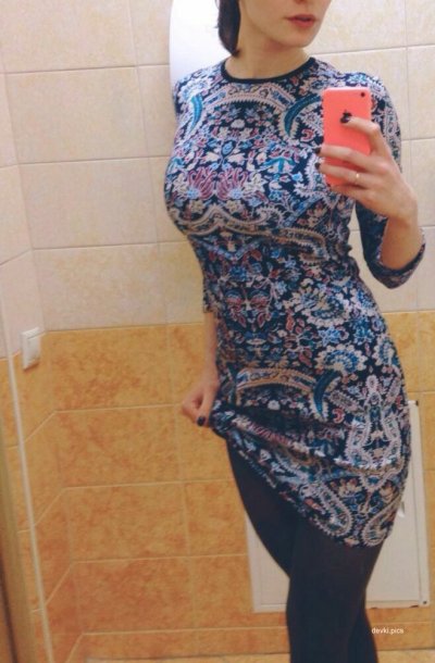 Сексуальная красотка показывает свои большие прелести