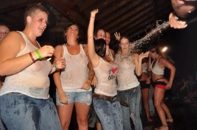 Груди влажных милф на вечеринке