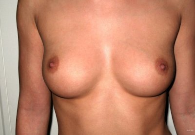 Нежная красотка демонстрирует пирсинг в интимной зоне