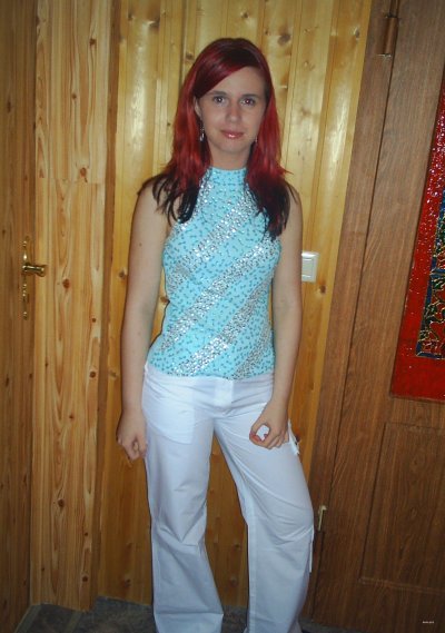 Красноволосая красотка проникает игрушкой в свою промежность