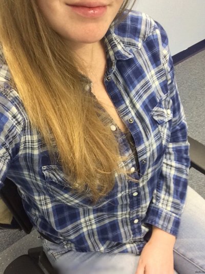 Дрочит без снимания трусиков - горячее шоу!