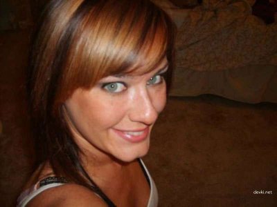 Показывает задницу на камеру, стоя раком