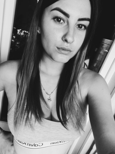 Шикарная девчонка с отличной задницей и бюстом