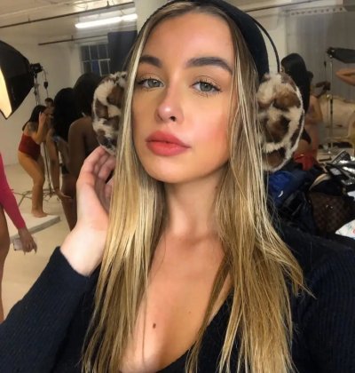 Искусные снимки очаровательной дамы без одежды в интимной обстановке