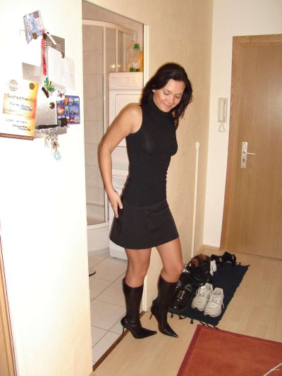 Дама без трусиков показывает свои прелести и занимается сексом