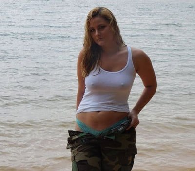 Девушка в мокрой майке и трусиках на берегу озера - горячий летний фотосет