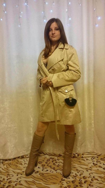 Девушка без одежды в плаще - новинка!