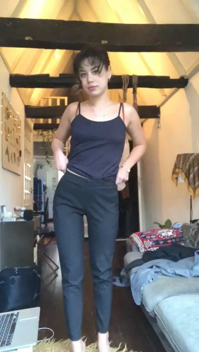 Девочка с маленькой грудью страстно показывает свое обнаженное тело