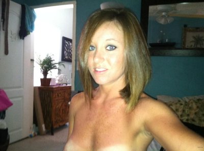 Девчонка ласкает пенис губами