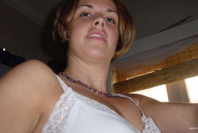 Пухленькая красотка демонстрирует свои прелести без одежды