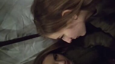 Сексуальный быстрый отсос на складе, обкончал зеркало, а она слизала все до последней капли