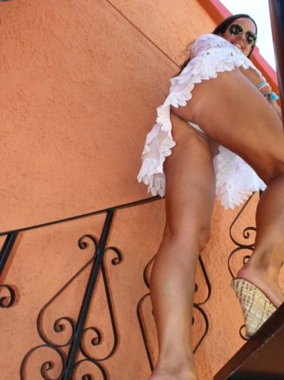 Похотливые приключения опытной красотки на курорте