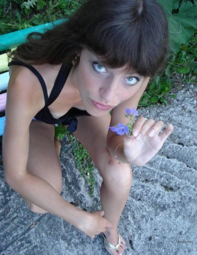 Сексуальная красотка оголилась на лугу