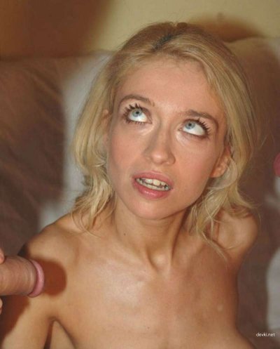 Женщина получает удовольствие и принимает семя на своё лицо