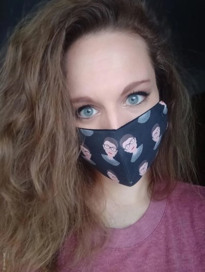 Горячая красотка показывает свою прекрасную киску и аппетитное тело