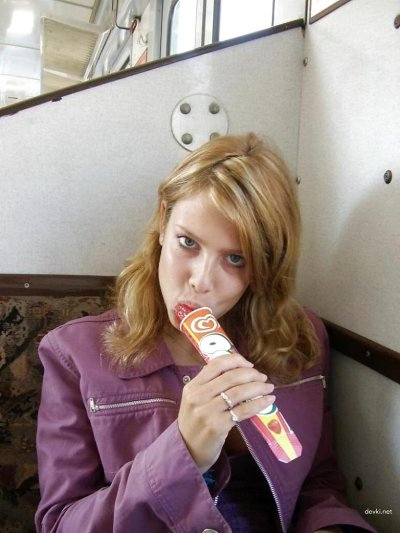 Развлекается с пенисом супруга