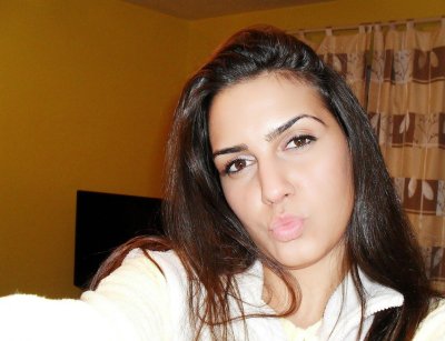 Жгучая красотка наслаждается водными процедурами