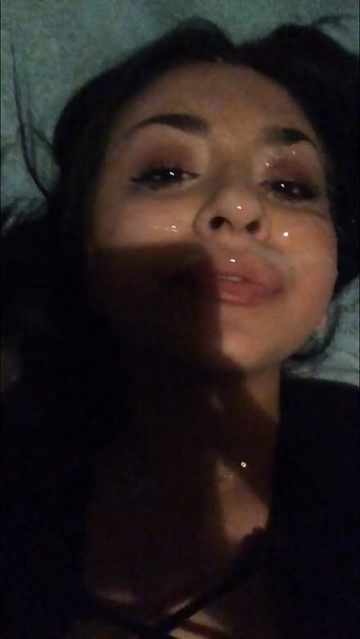 Сисястая красотка сосет член и кончает на лицо