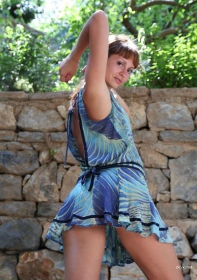 Развратная красотка демонстрирует свое обнаженное тело среди деревьев