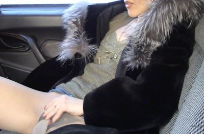 Супруга без трусов позирует в авто