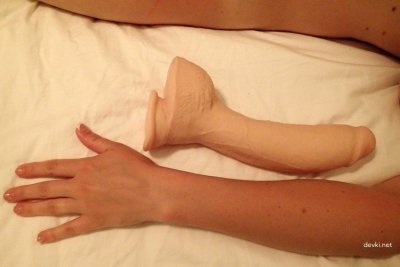 Шлюшка дрочит себя большим фаллосом