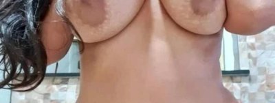 Шатенка с огромными и естественными сиськами - новая порнозвезда!