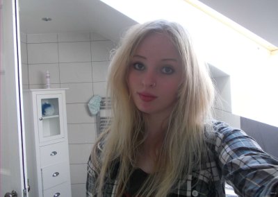 Молодая красавица позирует на интимных фото в приватной обстановке