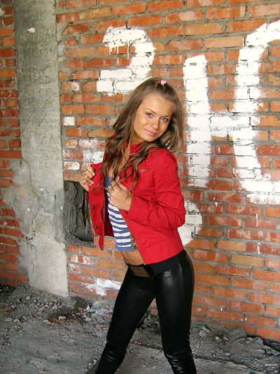 Очаровательная малышка позирует на развалинах, раскрывая свои прелести