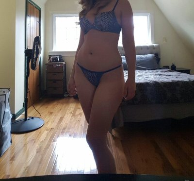 Демонстрирует задницу и становится в откровенные позы