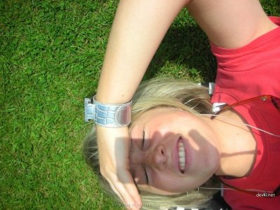 Молодая девчонка дрочит после учебы