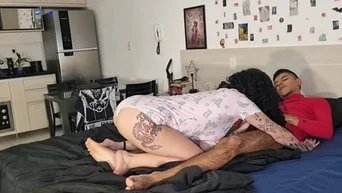 Молодая пара откровенно и страстно занимается интенсивным сексом на видео