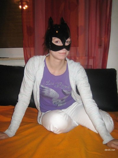 Сексуальная красотка в загадочной маске: возбуждающая эротика