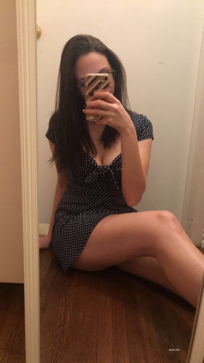 Милашка в наряде с горошком ввела анальную пробку и сделала селфи.