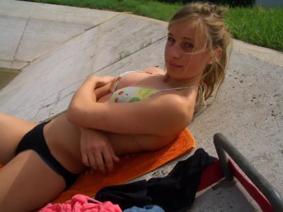 Заводит показывая свои аппетитные груди