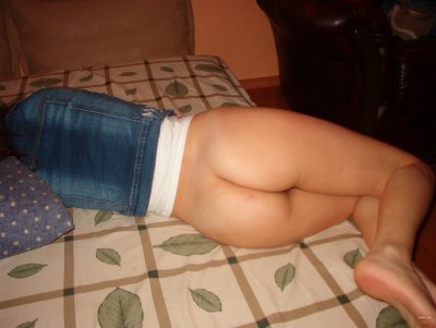 Супруга наслаждается в кровати