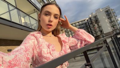 Веселая красотка без одежды: приятное зрелище