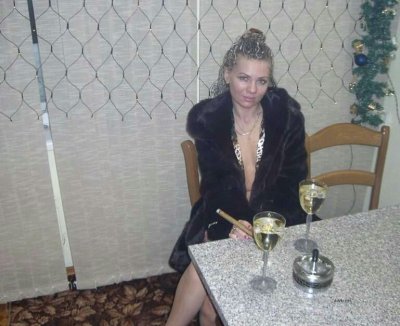 Сексуальная мамочка показывает свое обнаженное тело на домашних снимках