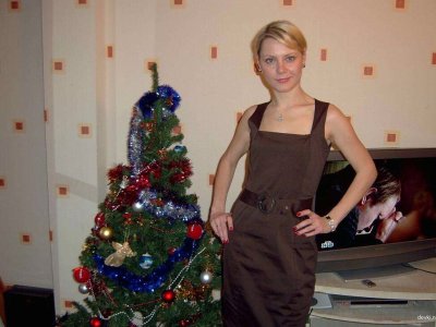 Молодая красавица с удовольствием демонстрирует свои прелести