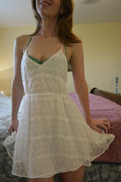 Сексуальная девушка без комплексов демонстрирует свое обнаженное тело