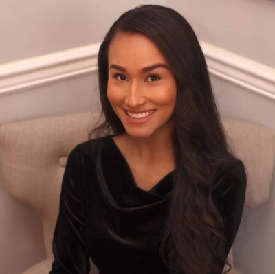 Привлекательная с бронзовой кожей демонстрирует свое обнаженное тело