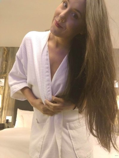 Развратная красотка в прекрасном расположении духа демонстрирует свои обнаженные прелести