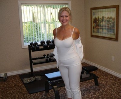 Сексуальная и нежная дамочка в годах показывает свои прелести