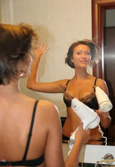 Женщина в захватывающих акробатических позах на камеру