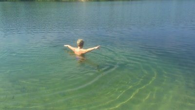 Развратная шалунья без одежды на свежем воздухе