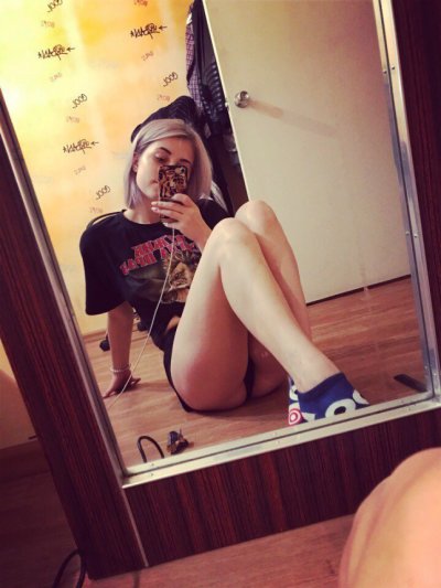 Молоденькая красотка показала свои обнаженные прелести