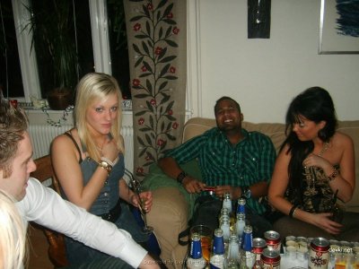 Сексапильная блондиночка ублажает друга своим ротиком