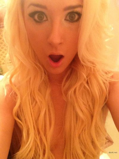 Сексуальная блондинка делится горячими селфи в откровенных позах