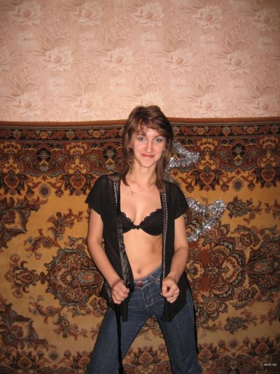 Завораживающий стриптиз на роскошном ковре: наслаждайся каждой деталью!