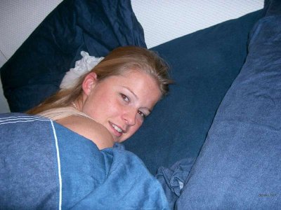 Трахает влажную пилотку своим хуем